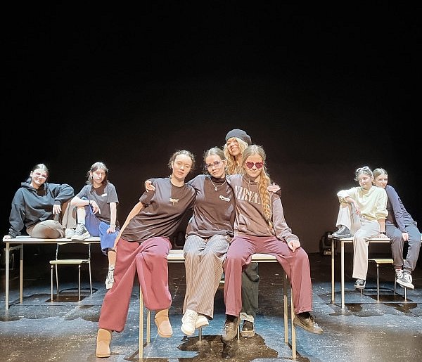 Słowo na d. - nowy spektakl w teatrze. O młodych, ale... (zdjęcia, film)-82393