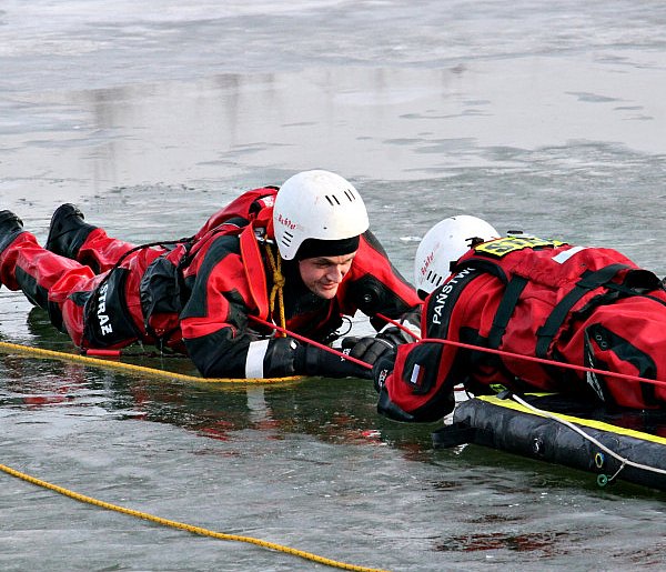 Strażacy ratowali człowieka pod lodem. To powinno być przestrogą (zdjęcia, film)-82450