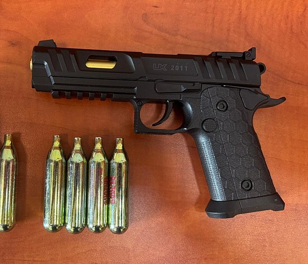 W centrum Leszna strzelał do ojca z pistoletu. Ponadto kradł perfumy-82585