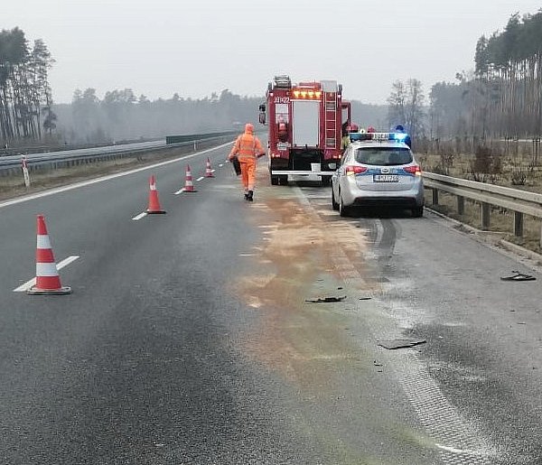 Na S5 ciężarówka wjechała w osobówkę, w której było dwóch mężczyzn (zdjęcia)