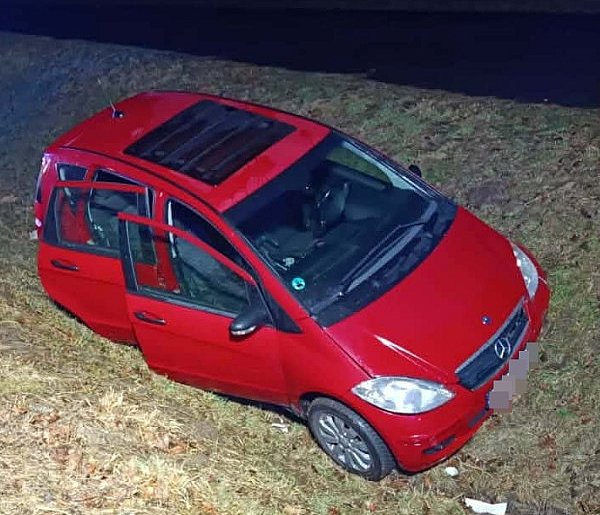 Wpadli w poślizg. Wjechali do rowu, w płot i latarnię. Jest apel policji (zdjęcia)