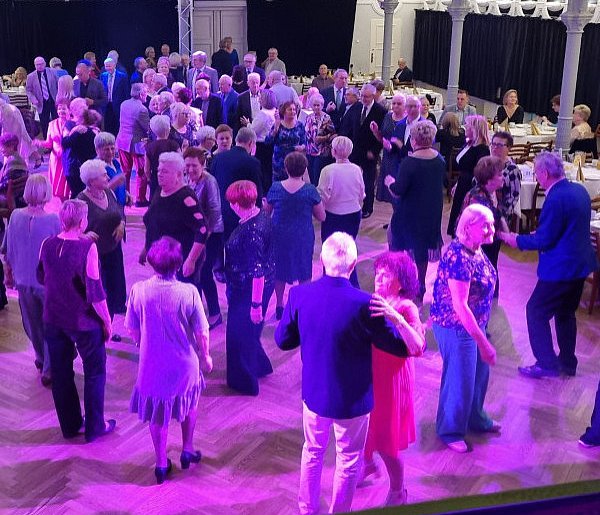 Miasto organizuje zabawę i zaprasza na nią seniorów