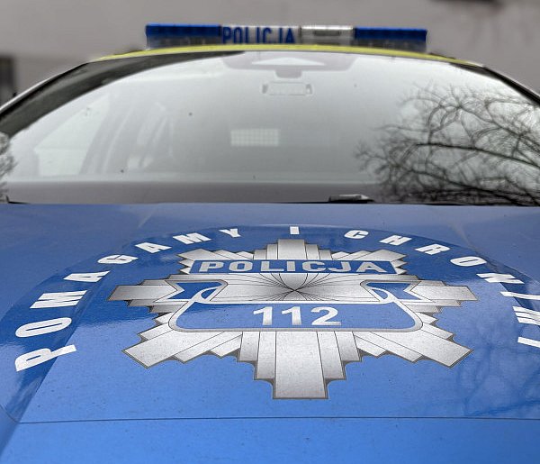 Zwłoki leżały w rowie. Mężczyzna miał ranę głowy. Policja ustala jego tożsamość