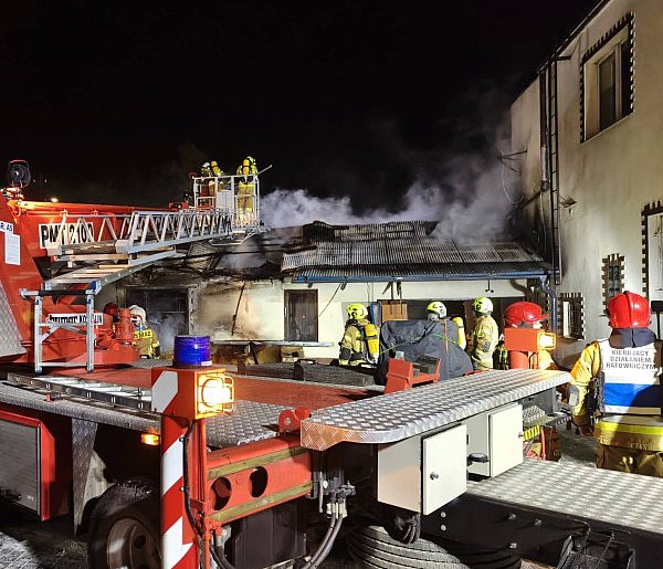 W nocy spalił się warsztat samochodowy. Przyczyna pożaru nieznana (zdjęcia)