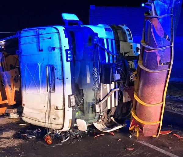 Piaskarka przewróciła się na bok (zdjęcia)