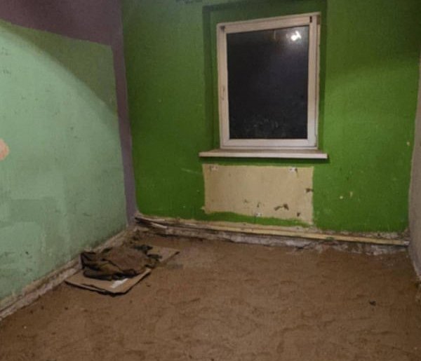 Bracia stracili rodziców. Ich dom jest w opłakanym stanie (zdjęcia)