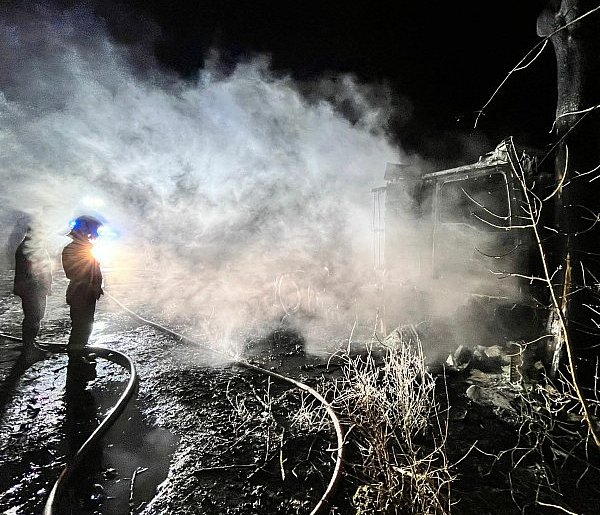 Spalił się ciągnik siodłowy, który wjechał w drzewo (zdjęcia, film)
