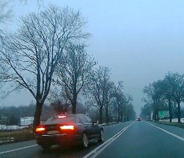 Brawurowa jazda 19-latki. Wpadła, bo nagrał ją inny kierowca (film)