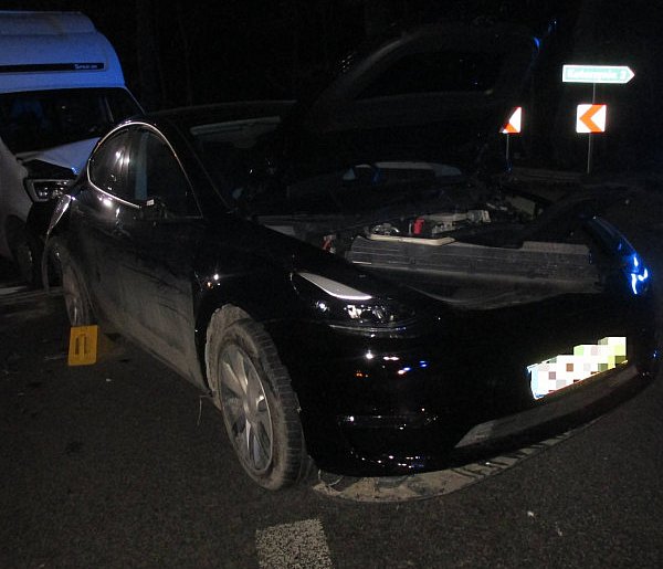 Najechał na tył Tesli, zapłacił mandat. Na szczęście... (zdjęcia)