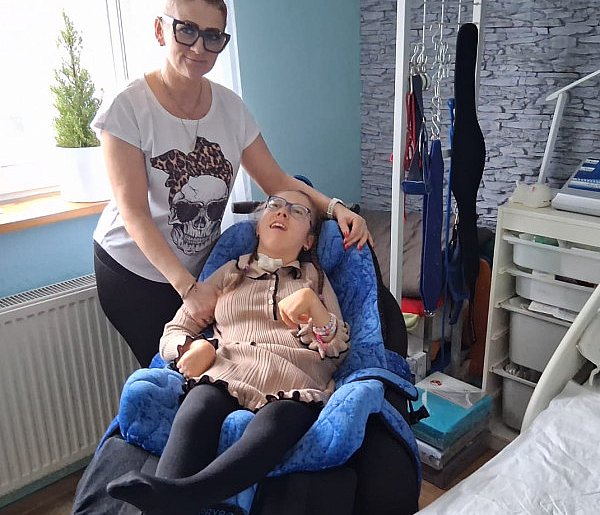 Rodzice Zuzi zbierają na windę dla córki: Sami sobie nie poradzimy