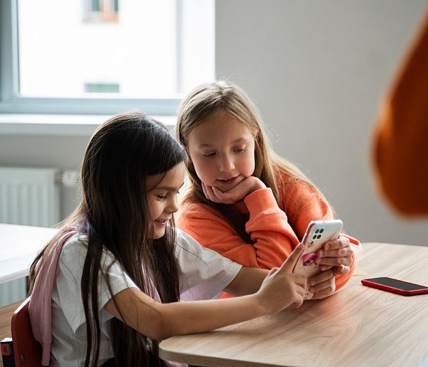 Zakaz telefonów w szkołach? Ministra zapowiada zdecydowany ruch