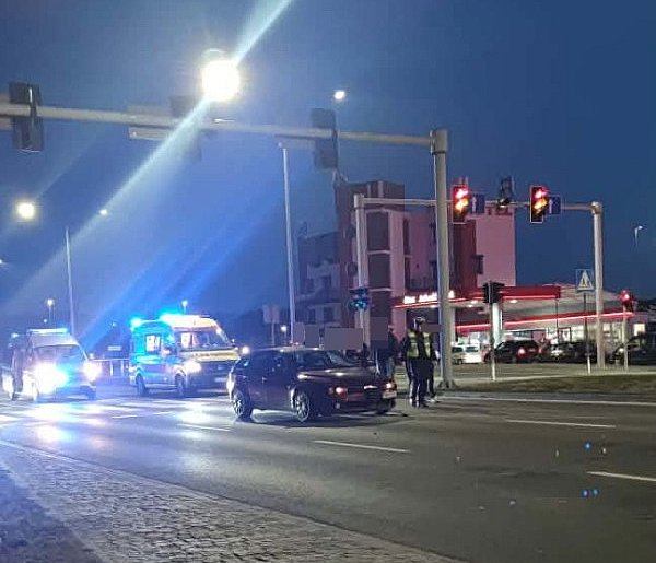 Wjechał hulajnogą wprost pod samochód. Na pasach, na czerwonym (zdjęcia)