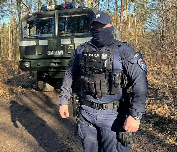 Długo pilnowali niebezpiecznego znaleziska w lesie (zdjęcia)