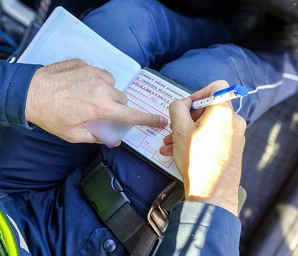 Pierwszy dzień nowego przepisu i już go złamał. Stracił prawo jazdy
