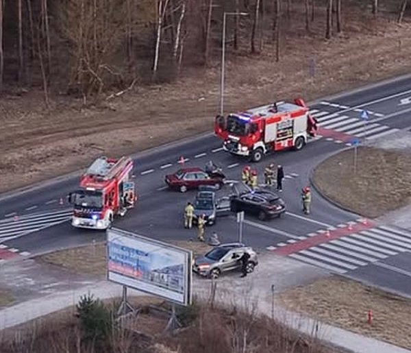 Trzy auta zderzyły się na krzyżówce w Lesznie (zdjęcia)