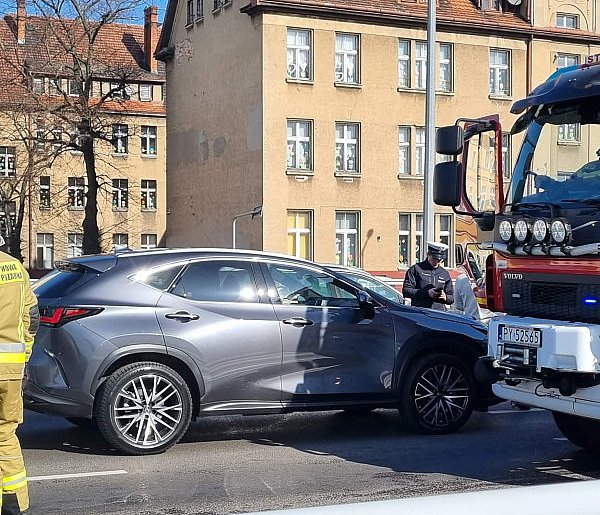 Karambol w Lesznie. Zderzyło się 5 aut, a w nich było 8 osób! (zdjęcia)