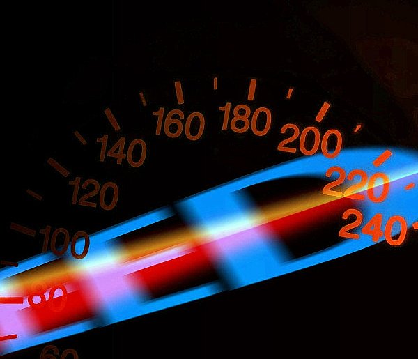 Jechał 226 km na godzinę! Teraz czeka go sąd (film)