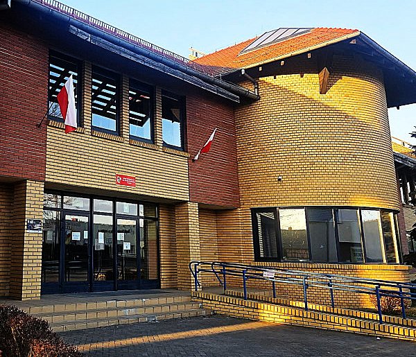 Obcy mężczyżni pod szkołą w Lesznie. Apel do rodziców!