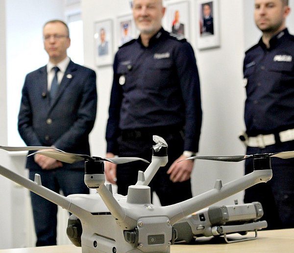 To mercedes wśród dronów. Dostała go leszczyńska policja (zdjęcia i film)