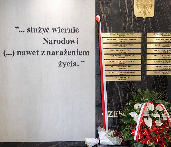 Zginęli na służbie. Upamiętnia ich tablica w komendzie wojewódzkiej (zdjęcia)