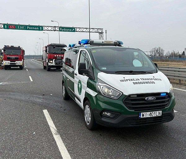Kolizja na ekspresówce przy węźle Kaczkowo. Jedna osoba poszkodowana (zdjęcia)
