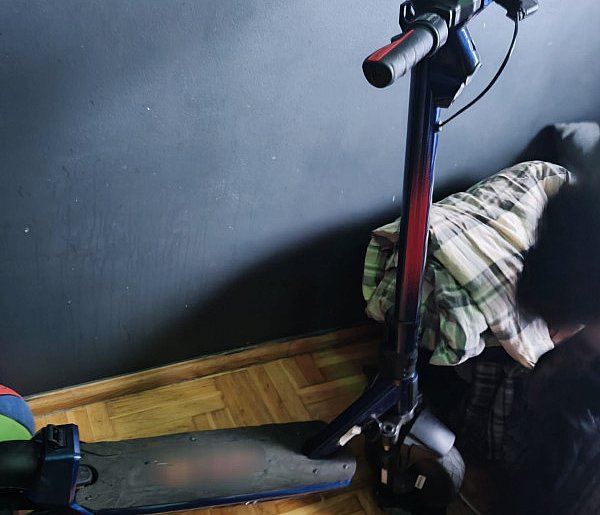 Jeden ukradł hulajnogę, drugi ją kupił. Teraz obaj mają kłopoty