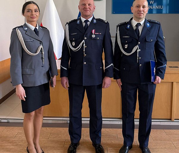 Awanse leszczyńskich policjantów na pierwszy stopień aspirancki (zdjęcia)