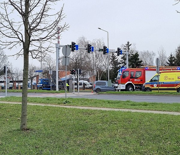 Zderzenie dwóch aut na ważnym skrzyżowaniu w Lesznie (zdjęcia)