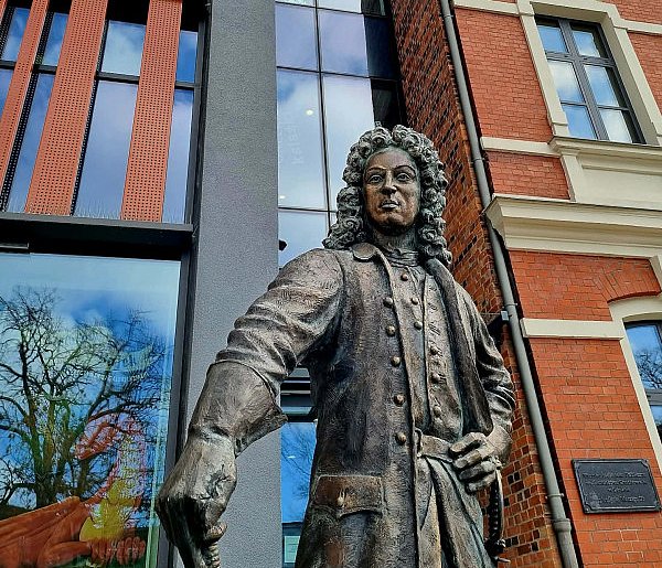 Pomnik króla Stanisława Leszczyńskiego stanął przed biblioteką. O co tu chodzi?