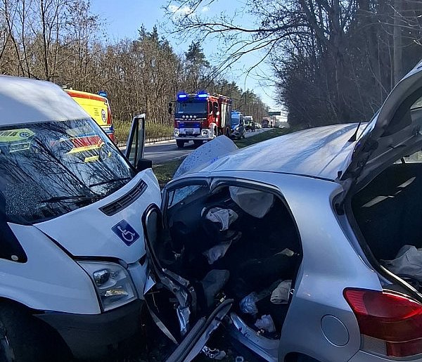 Zderzenie busa i osobówki. Strażacy informują: 5 osób trafiło do szpitala