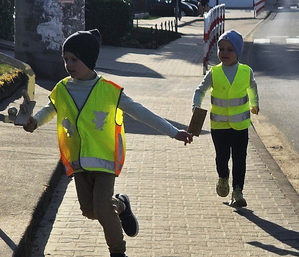W Bukówcu Górnym biegają z klekotami (zdjęcia, film)