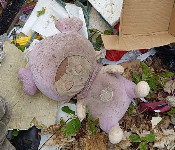 Podrzucił śmieci do lasu. Na mandacie się nie skończyło