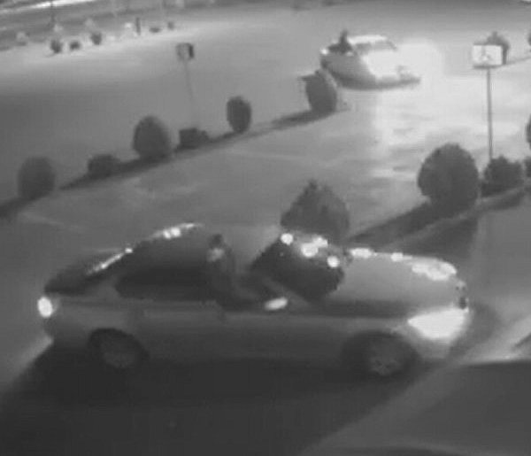 Podczas jazdy siedzieli na drzwiach aut. Rozliczyła ich policja (film)