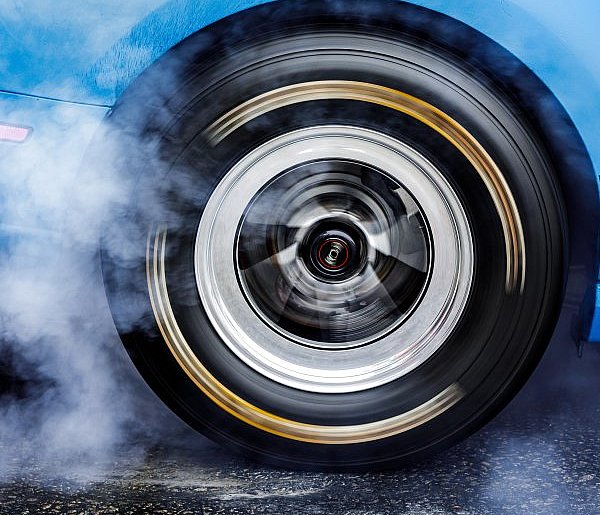 Mandat, punkty karne i utrata prawka za drift. Zapamięta to młody kierowca