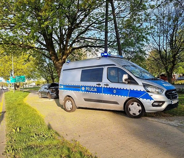 Kierowca został zabrany do szpitala (zdjęcia)