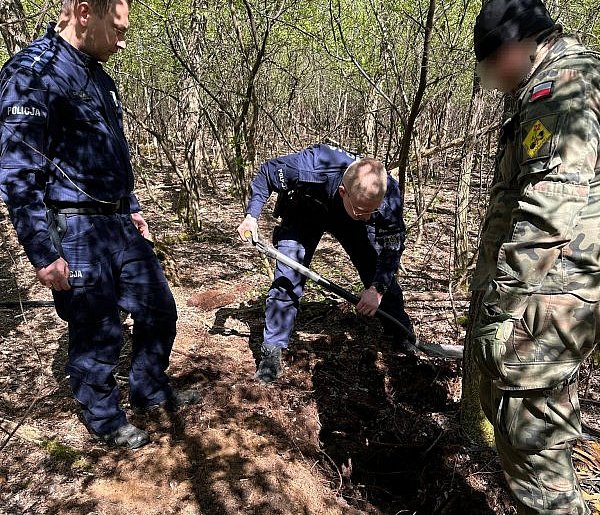 Potężny arsenał prochu i amunicji pod ziemią w Gronówku (zdjęcia)