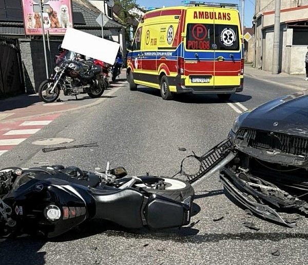Zderzenie motocyklisty z samochodem. Jedna osoba w szpitalu