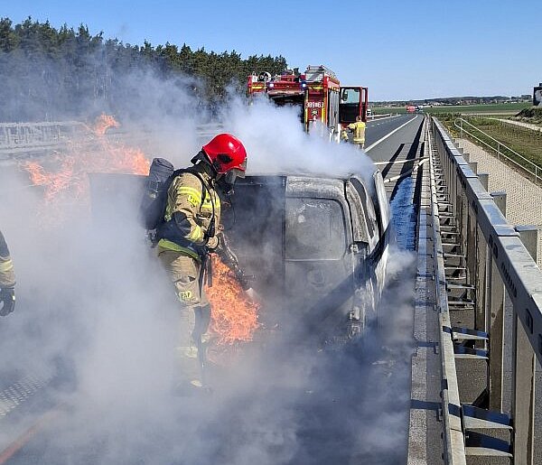 Na ekspresówce doszczętnie spaliło się auto (zdjęcia)