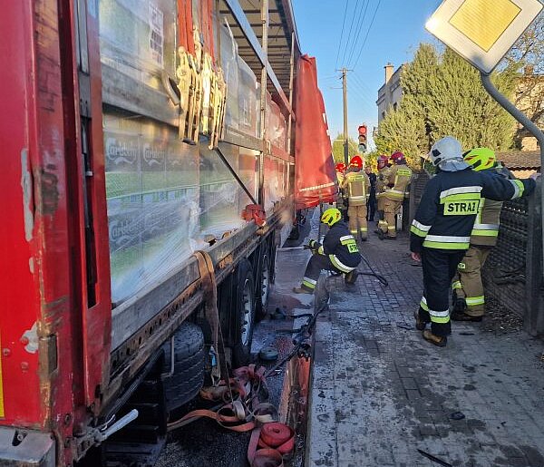 Pożar ciężarówki w Lasocicach. Nadal są utrudnienia na drodze (zdjęcia)