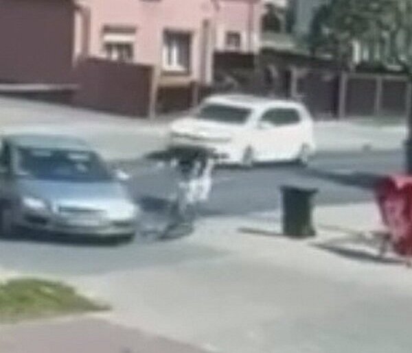 Zderzenie samochodu i nastolatka na elektrycznej hulajnodze (film)