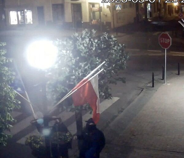 Kto usunął flagi z rynku? Sprawą zajmuje się policja