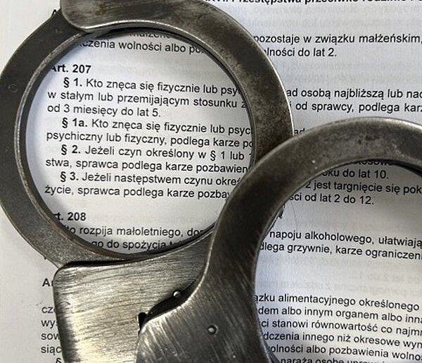 45-latek znęcał się nad żoną, musi opuścić mieszkanie. Ale to nie wszystko...