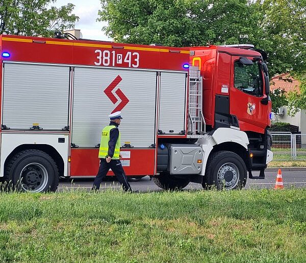Zderzenie osobówek przy Hali Trapez w Lesznie (zdjęcia)