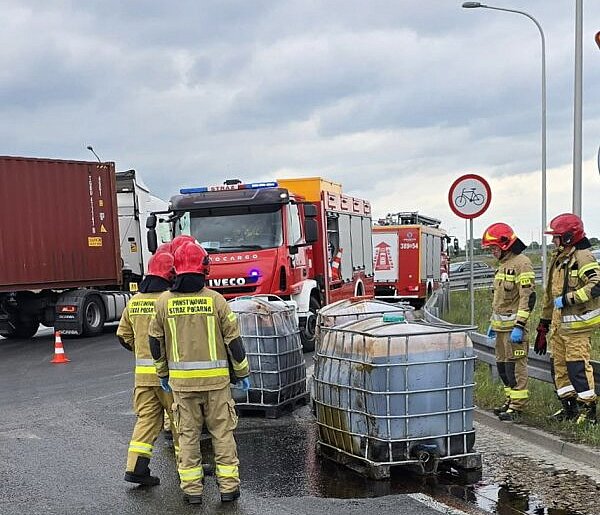 Melasa na jezdni. Wylała się z beczek. Interweniowali strażacy (zdjęcia)