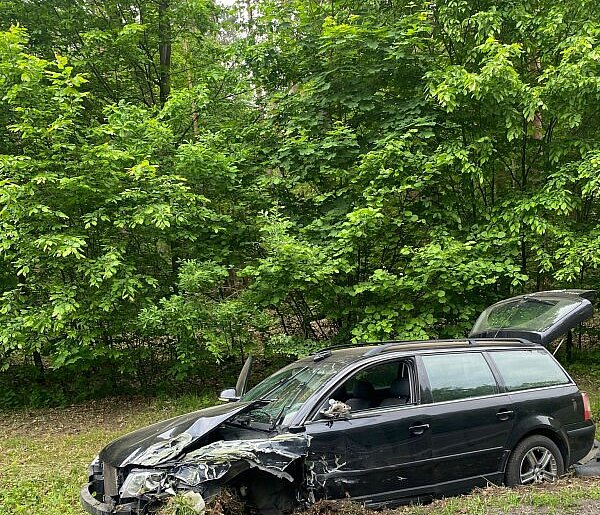 Zderzenie dwóch aut pomiędzy Lesznem i Górą. Sprawca był pijany (zdjęcia)