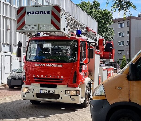 Strażacy weszli przez okno. Wszystko z powodu obiadu (zdjęcia)