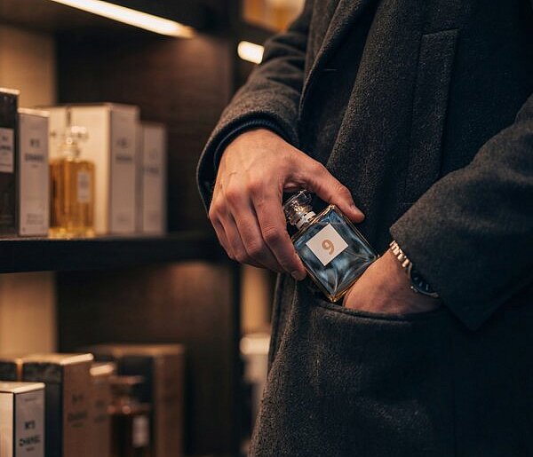 Dzień po dniu ukradł prawie 40 perfum. Co z nimi zrobił?