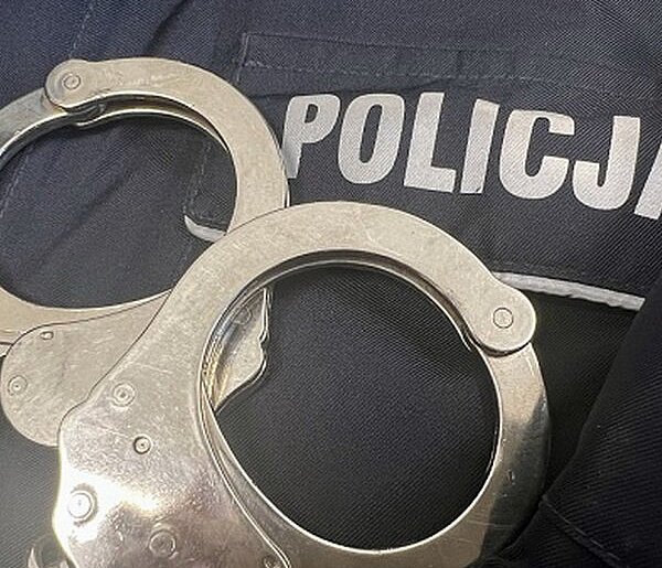 Złodzieje w markecie w Lesznie. Uciekając porzuculi łupy