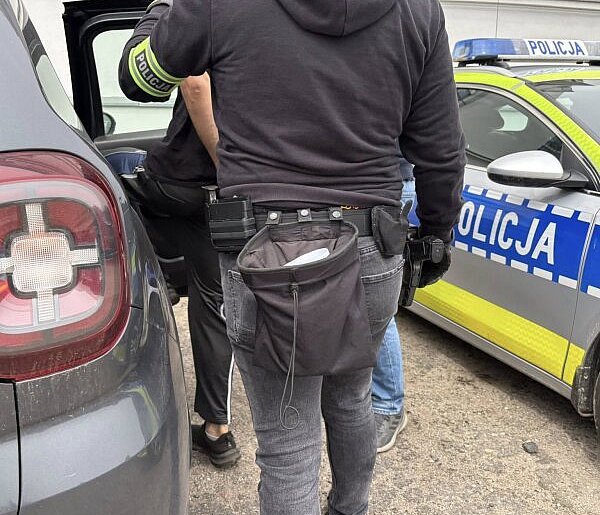 Grożąc nożem uprowadził byłą partnerkę. Był z nią nieletni syn (zdjęcia)