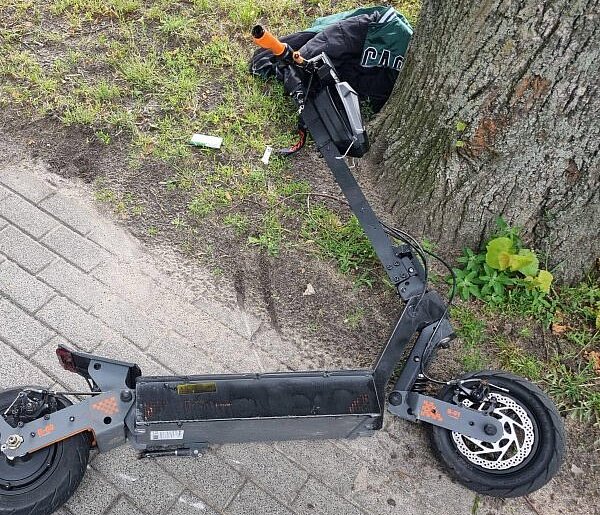 Pijani na hulajnogach. Jednym z nich był 16-latek, drugi wjechał w drzewo
